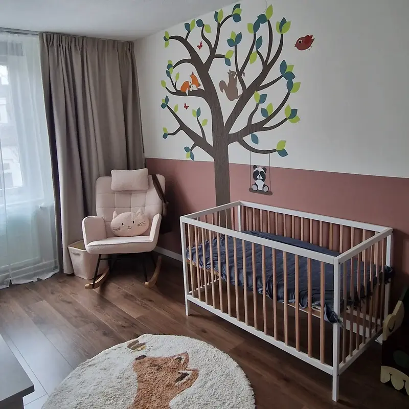 Behangsticker boom in een babykamer met natuurlijke aardetinten.